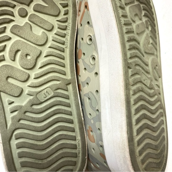 Native Jefferson Shoes in Neutral Light Camo Green & Tan Slip On Kids Size J1 1 - Picture 9 of 9